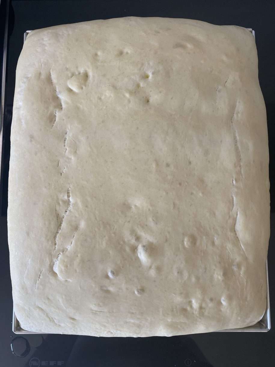 Focaccia in teglia alta e morbida - Una Famiglia in Cucina