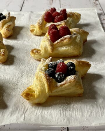 SFOGLIE VELOCI CON RICOTTA E FRUTTI DI BOSCO