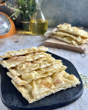 focaccia al formaggio (tipo recco)