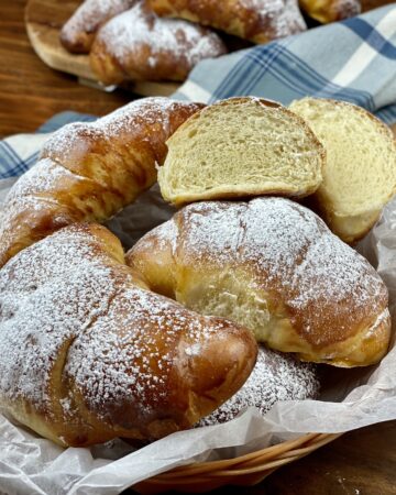 Cornetti di pan brioche con yogurt