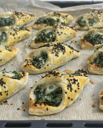 cannoli di pasta sfoglia con ricotta e spinaci