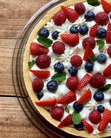 crostata moderna con crema al cioccolato bianco