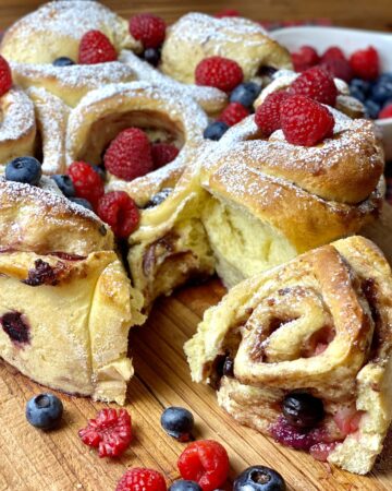 TORTA DI ROSE AI FRUTTI DI BOSCO