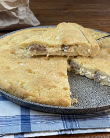 focaccia farcita con stracchino e salsiccia