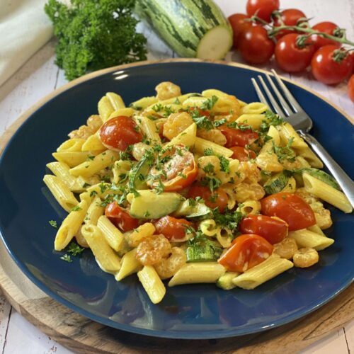 Pasta al curry con gamberetti e zucchine - Una Famiglia in Cucina