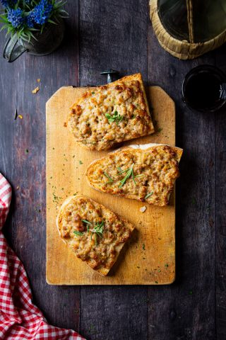 bruschette con salsiccia e stracchino