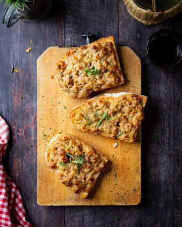 bruschette con salsiccia e stracchino