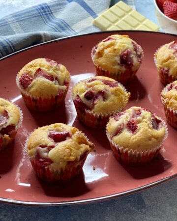 muffin con fragole e cioccolato bianco