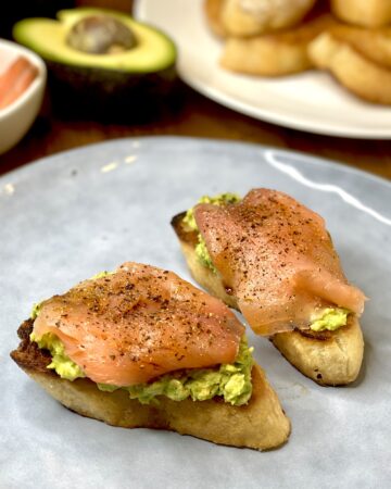 crostoni con avocado e salmone