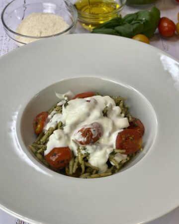 pasta con pesto di basilico e robiola