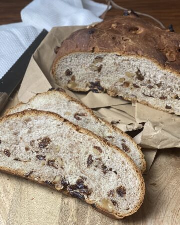 Pane con noci e uvetta