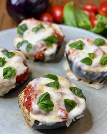 Melanzane con pomodoro e mozzarella