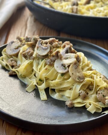 tagliatelle all'uovo con funghi e salsiccia