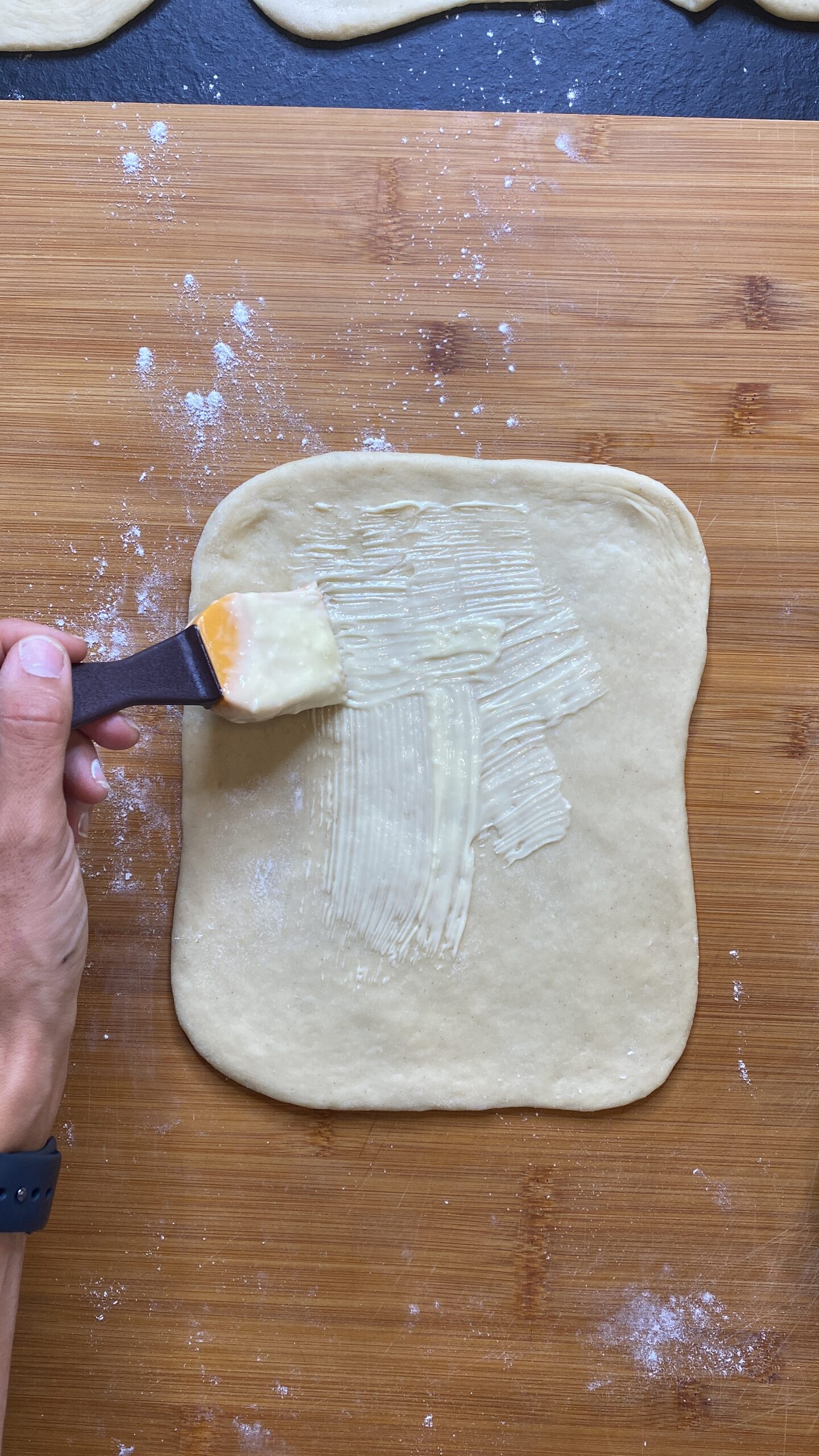 Una Casalinga Taglia Un Rotolo Di Impasto Con Crema in Pezzi Con Un  Coltello Sul Tavolo Della Cucina. Una Donna Fa Delle Torte Del Archivi  Video - Video di casalinga, crema: 260758979