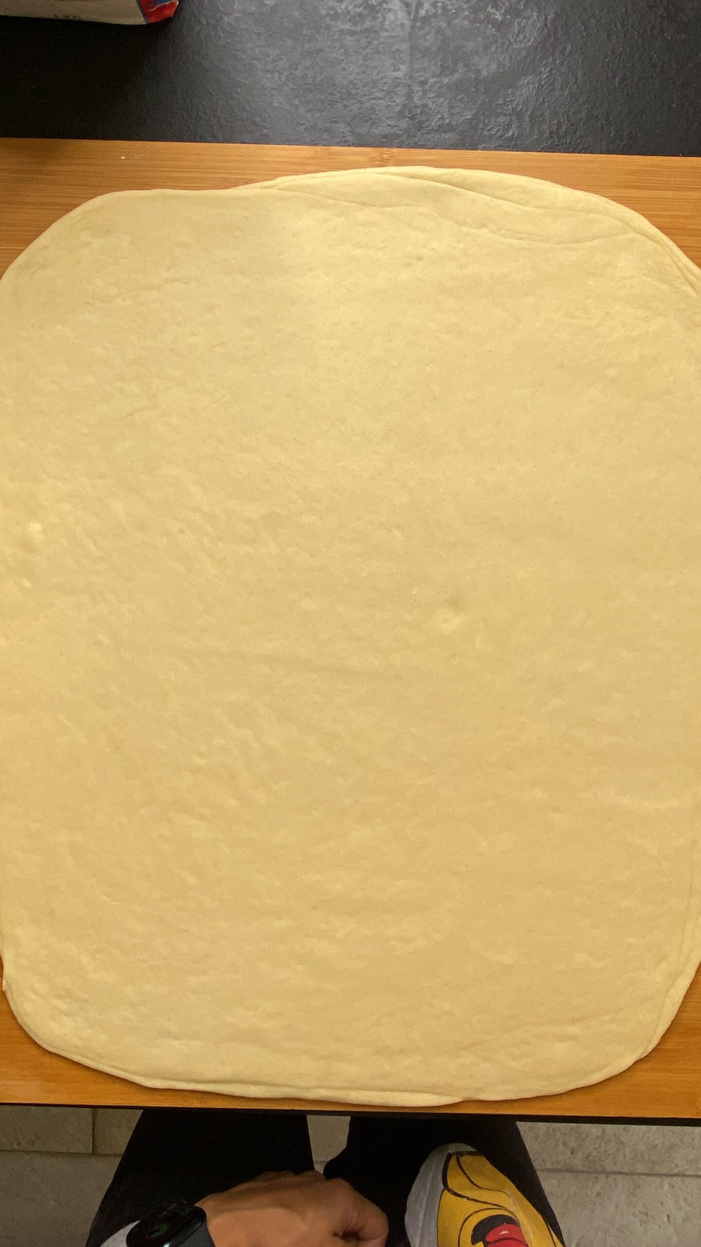 Una Casalinga Taglia Un Rotolo Di Impasto Con Crema in Pezzi Con Un  Coltello Sul Tavolo Della Cucina. Una Donna Fa Delle Torte Del Archivi  Video - Video di casalinga, crema: 260758979