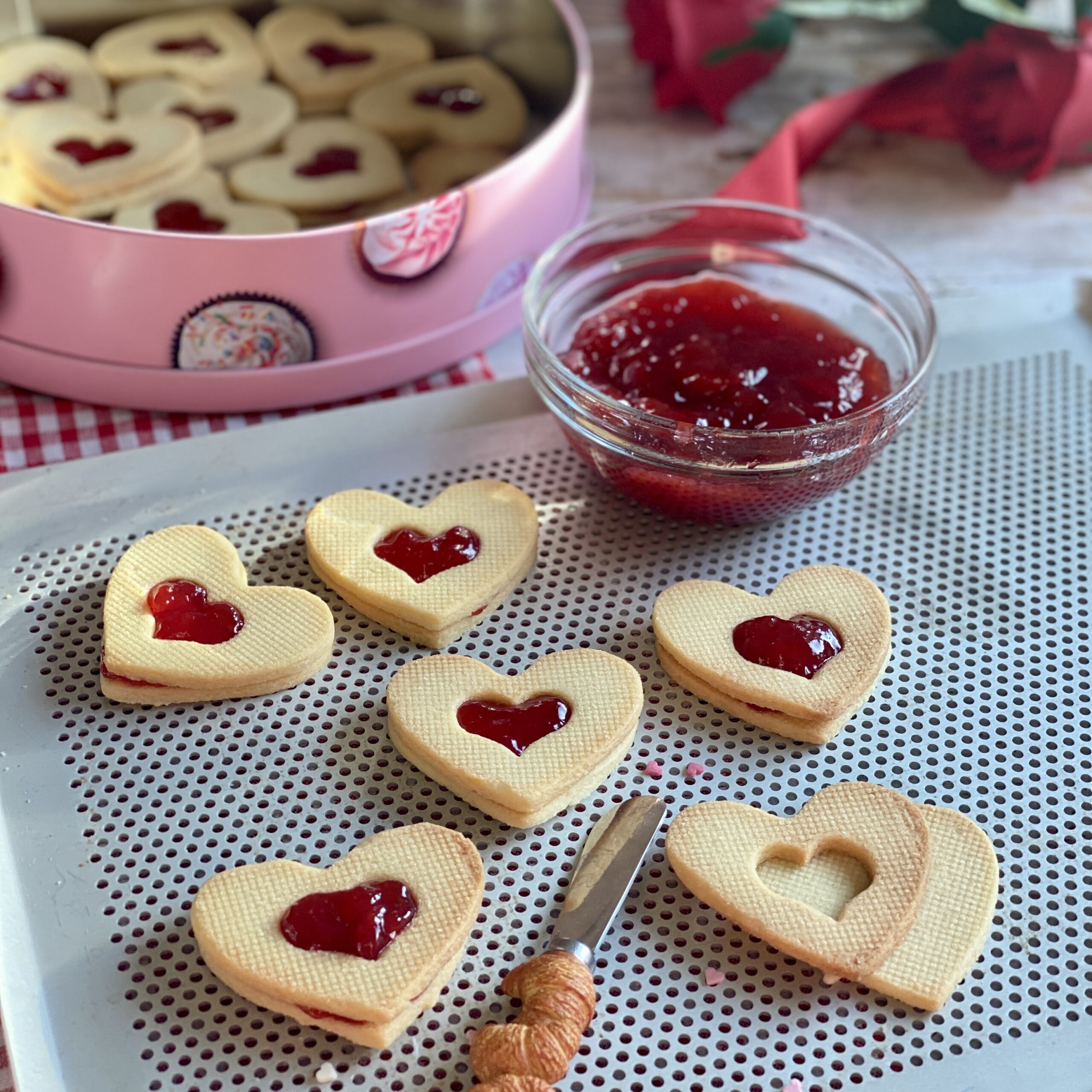 Biscotti di San Valentino con confettura - Una Famiglia in Cucina