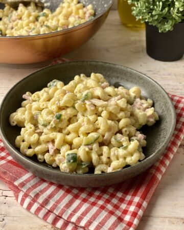 Pasta con zucchine, pancetta e robiola