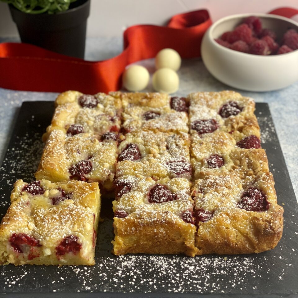 BLONDIES CON LAMPONI E CIOCCOLATO BIANCO