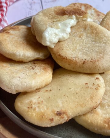 Focaccine in padella con stracchino