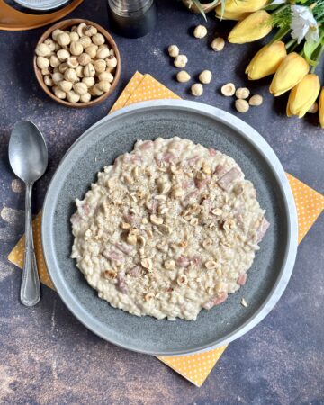 risotto con caprino speck e nocciole