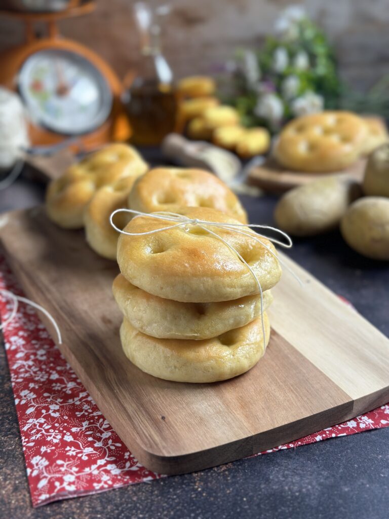 Focaccine Di Semola Con Patate Una Famiglia In Cucina