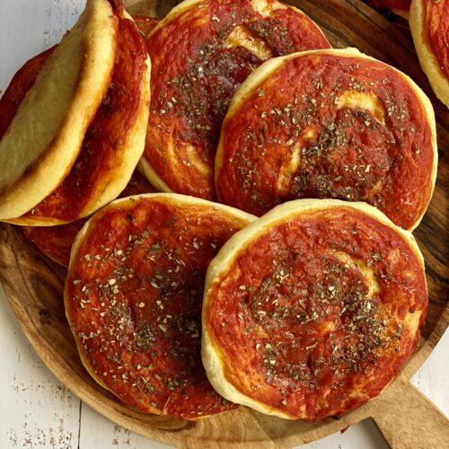 Pizzette rosse da panetteria - Una Famiglia in Cucina