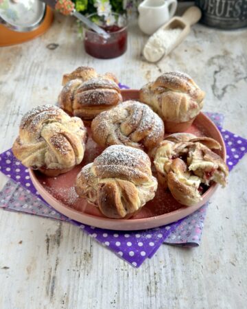 brioche intrecciate con confettura