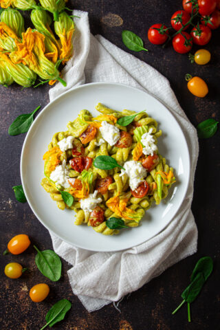 Pasta integrale con crema di zucchini, pomodorini e stracciatella