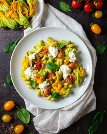 Pasta integrale con crema di zucchini, pomodorini e stracciatella