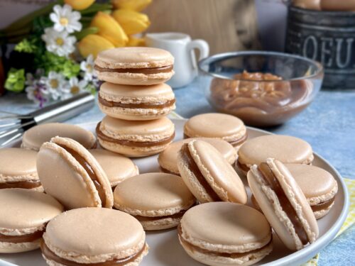 Macarons al caramello salato - Una Famiglia in Cucina