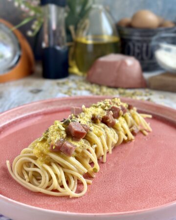 Spaghetti alla carbonara con mortadella