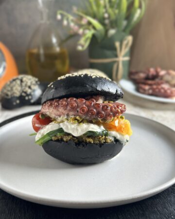 Burger al nero di seppia con polpo