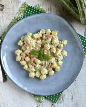 Gnocchetti cremosi con zucchine e salmone