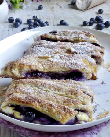 Strudel di sfoglia con ricotta e mirtilli