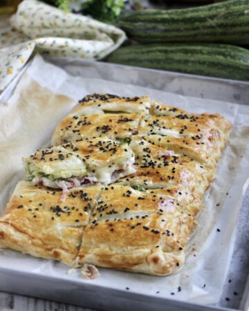 Sfoglia con zucchine, cotto e mozzarella