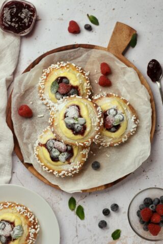 brioche con ricotta e frutti di bosco