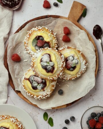 brioche con ricotta e frutti di bosco