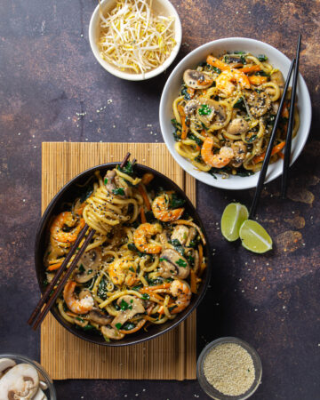 Noodles con funghi e gamberi