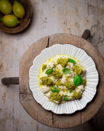 gnocchi con ricotta e pesto di pistacchio