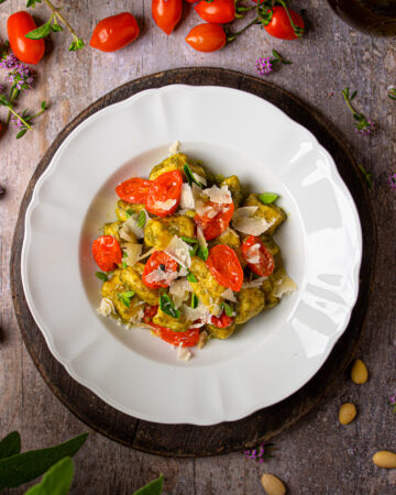 Gnocchi di ricotta con pesto di erbe aromatiche