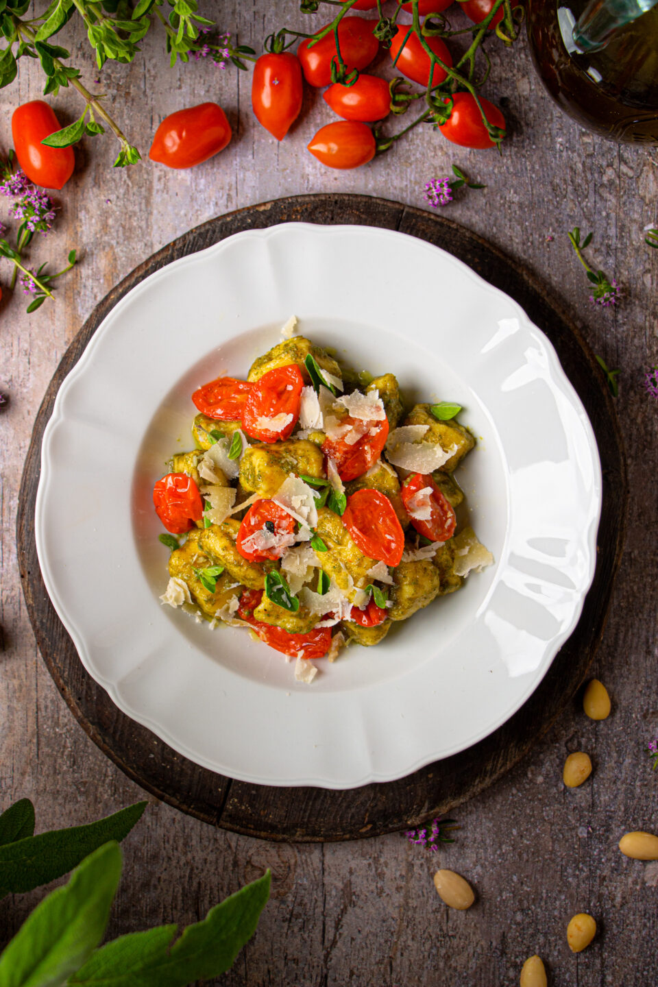 Gnocchi di ricotta con pesto di erbe aromatiche