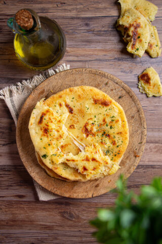 Pane in padella con patate e formaggio