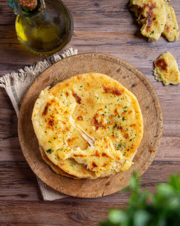 Pane in padella con patate e formaggio