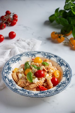 pasta fredda con pomodorini e mozzarella