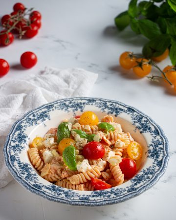 pasta fredda con pomodorini e mozzarella