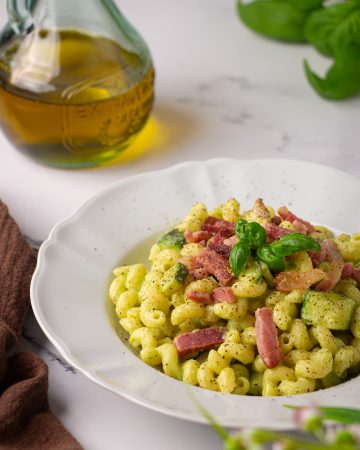 pasta con zucchine, speck e robiola