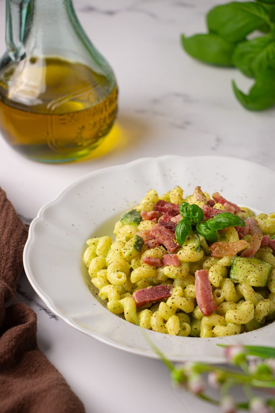 pasta con zucchine, speck e robiola