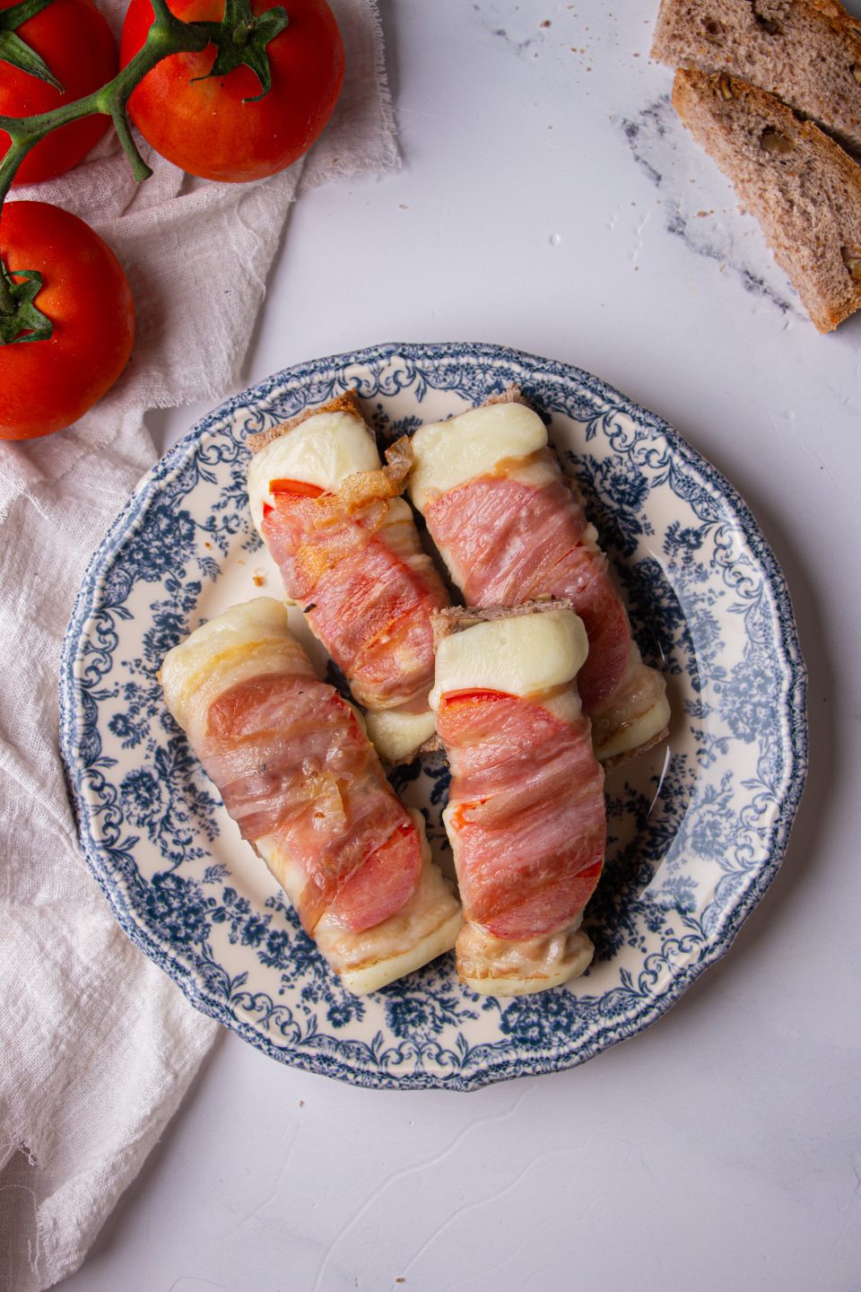 crostoni con mozzarella e pancetta