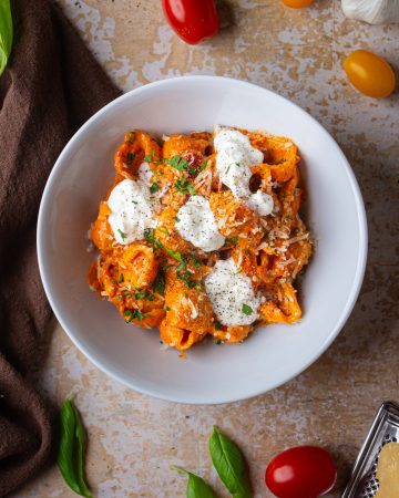 Pasta cremosa con pomodorini e stracciatella