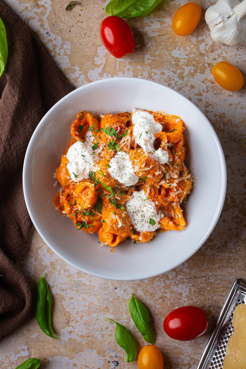 Pasta cremosa con pomodorini e stracciatella